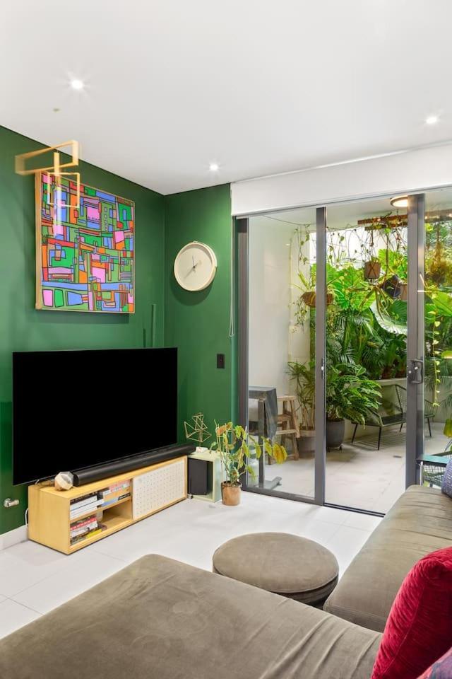 Apartment The Green Haven - Lush Industrial Chic Living